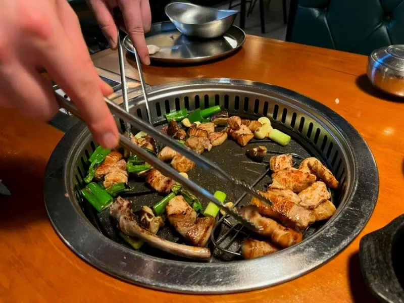 직원들이 고기를 구워주는 모습