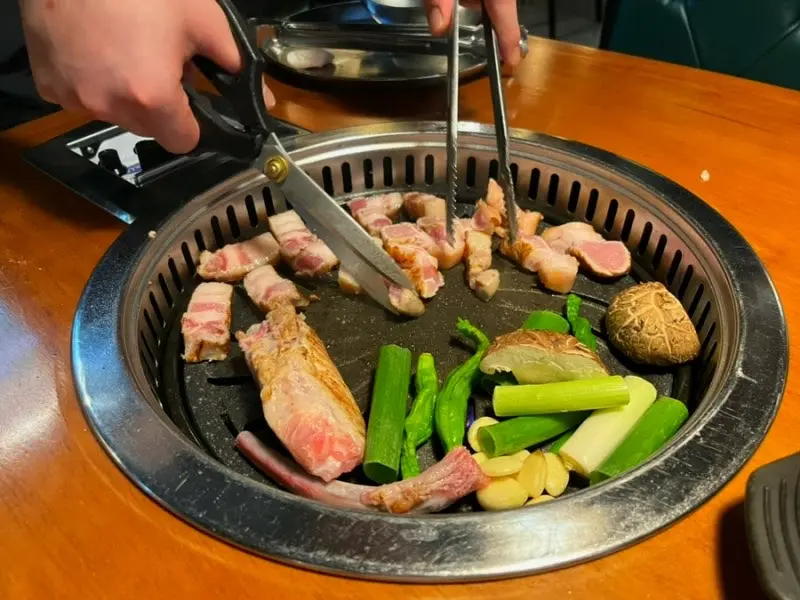 고기를 자르는 모습