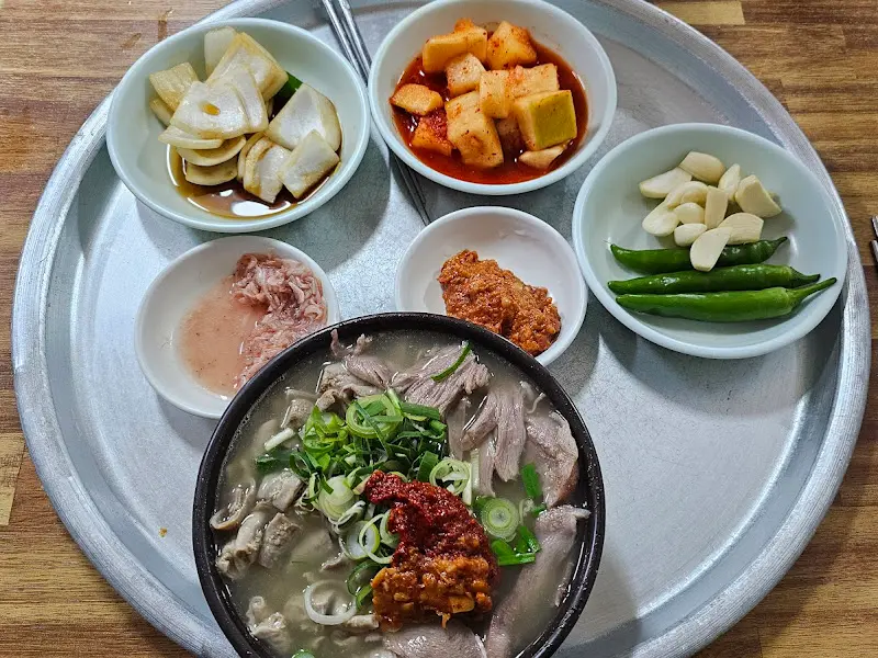 돼지국밥 전체 상차림