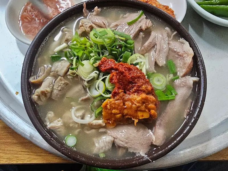 돼지국밥 근접 사진