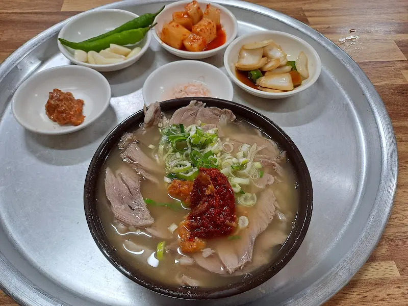 푸짐한 돼지국밥 한 상 차림