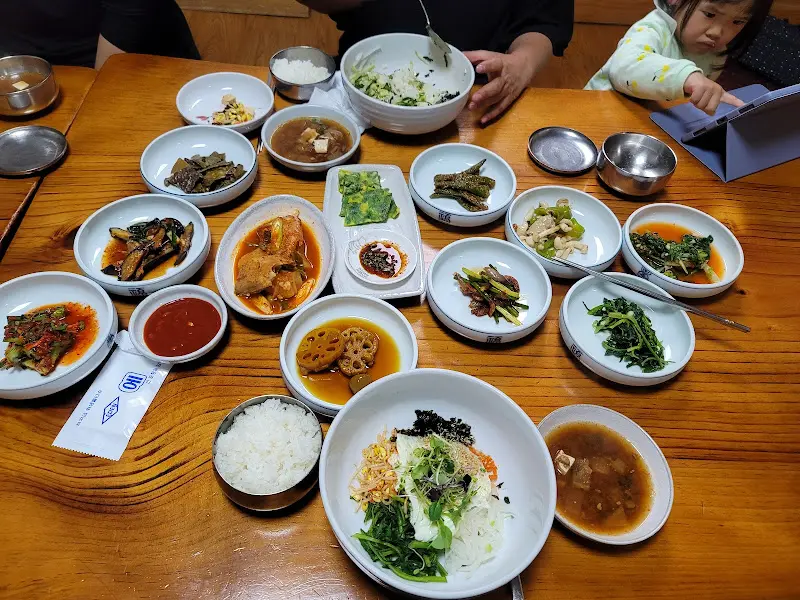 푸짐하게 차려진 한 상