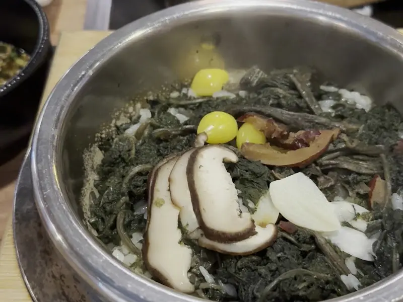 곤드레 마늘 솥밥 근접