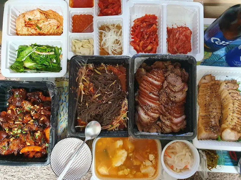 푸짐하게 차려진 족발 한 상 차림