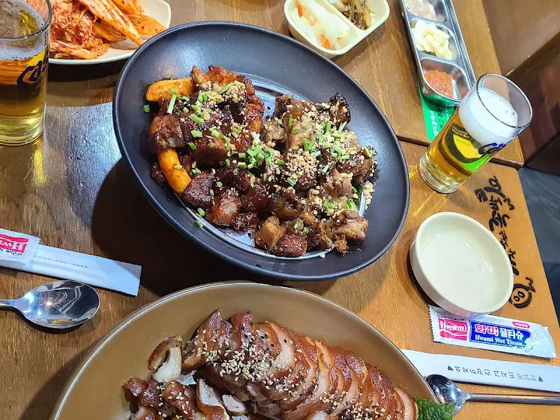 테이블 위에 놓인 족발과 시원한 맥주