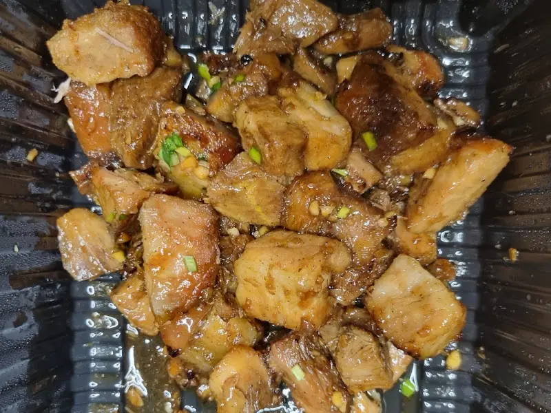 잘게 썰린 보쌈 고기