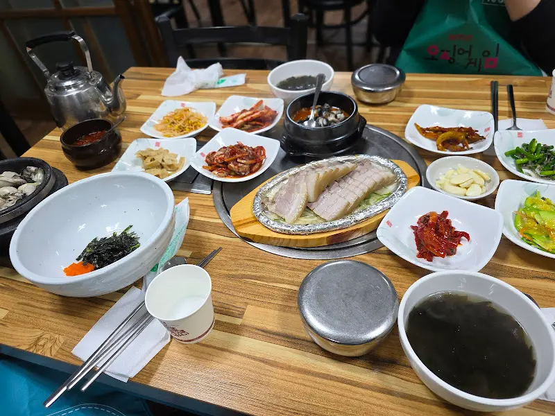 푸짐하게 차려진 쌈밥 한 상 차림
