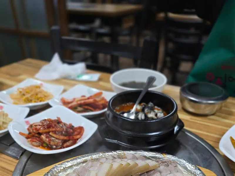 싱싱한 굴무침과 야들야들 보쌈의 환상적인 콜라보