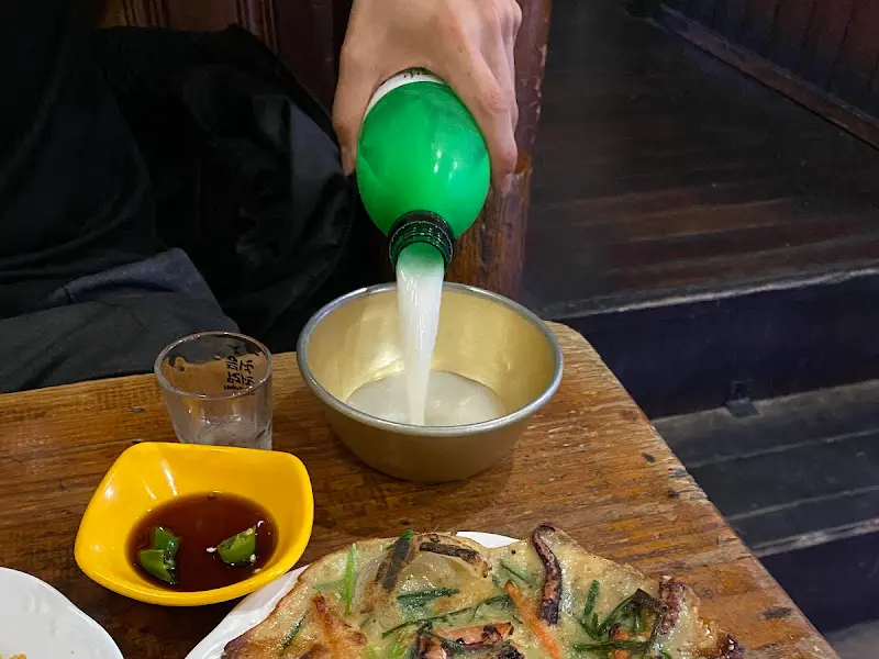 술을 마시는 모습