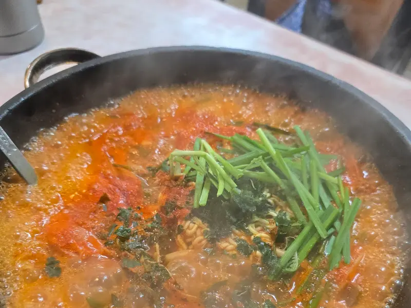 보글보글 끓는 부대찌개