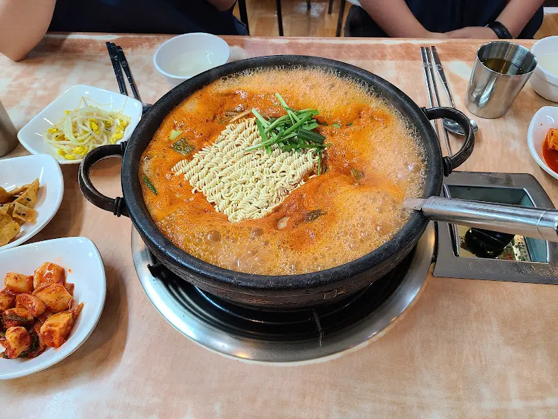 푸짐한 부대찌개 한 상