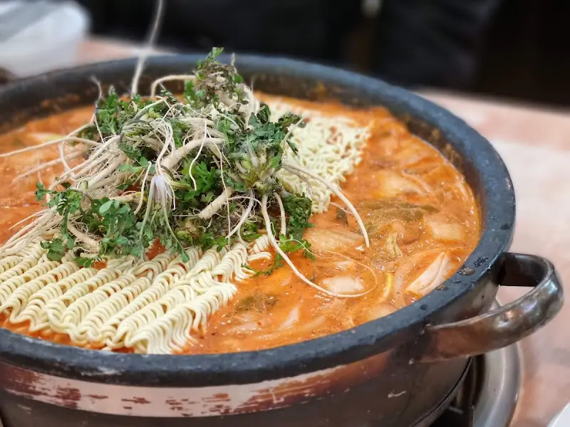 냉이가 듬뿍 올라간 부대찌개