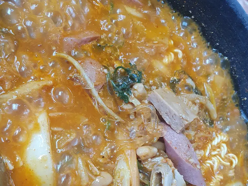 각종 재료가 듬뿍 들어간 부대찌개