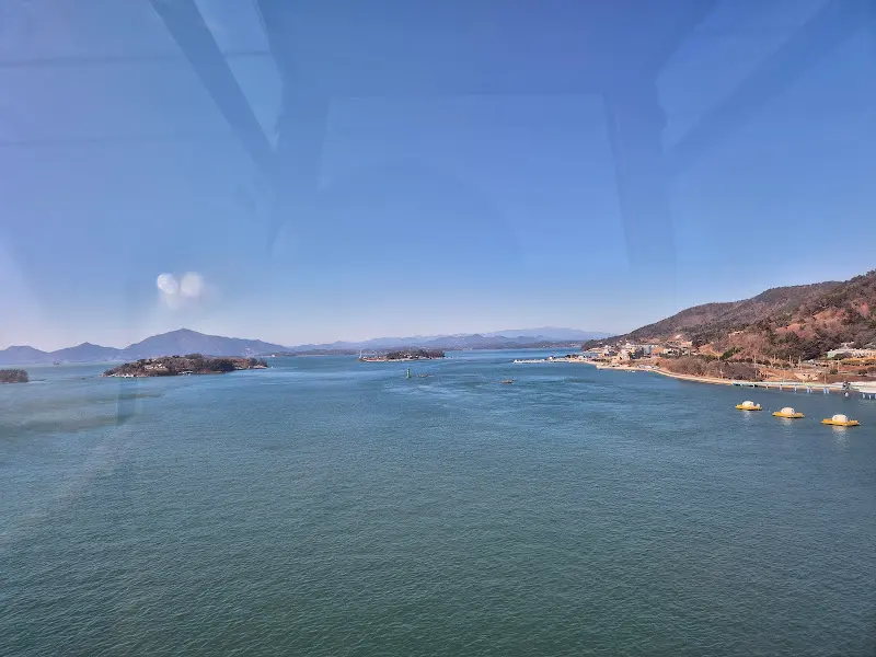 케이블카에서 바라본 잔잔한 바다 풍경