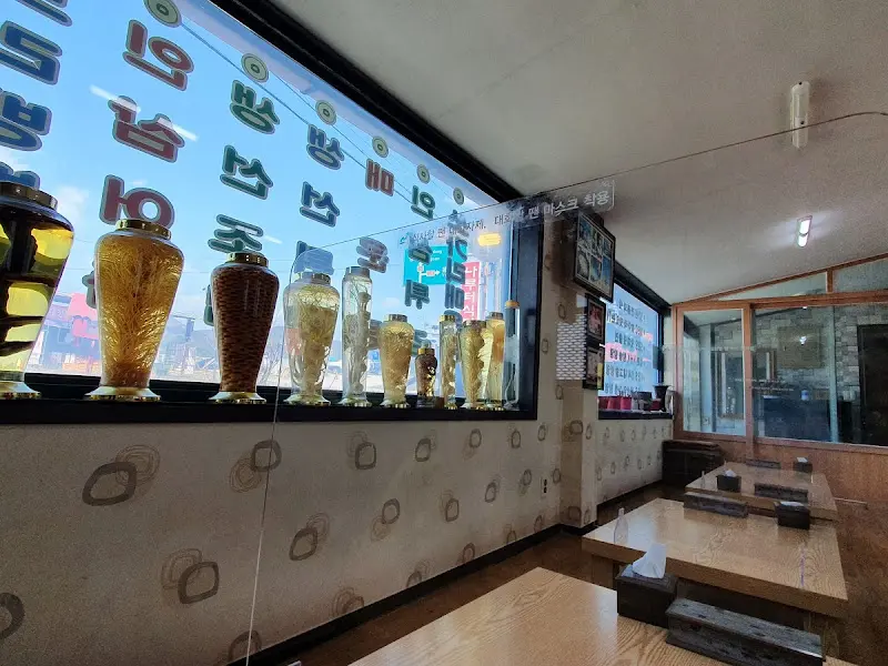 창가에 진열된 술병들