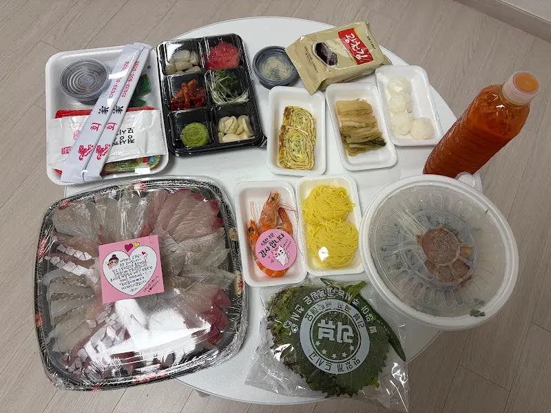 푸짐한 회와 다양한 곁들임