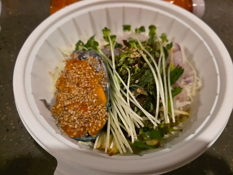 전복이 통째로 들어간 물회