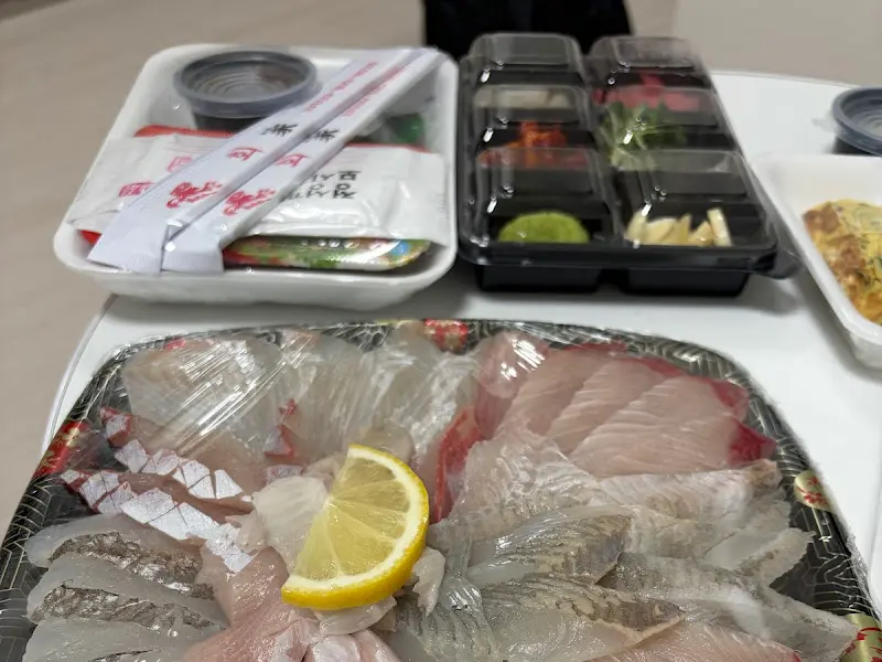 깔끔하게 포장된 회와 곁들임