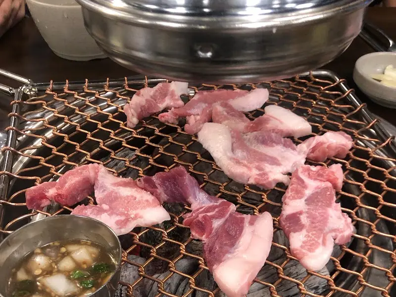 숯불 위에 올려진 꼬들목살