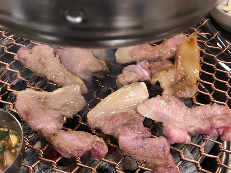 노릇하게 구워진 꼬들목살