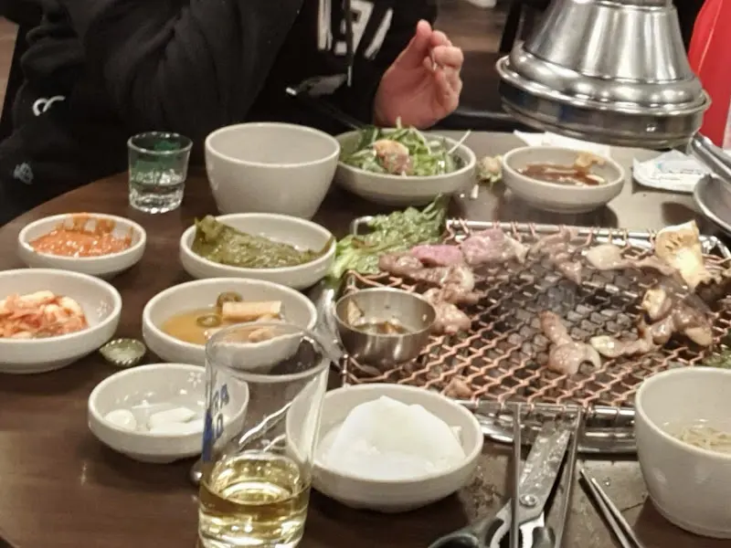 푸짐한 밑반찬과 꼬들목살