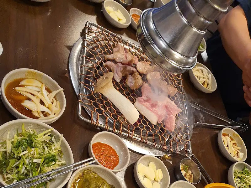 숯불 위에 구워진 꼬들목살과 버섯