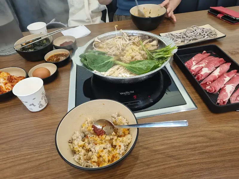 곤드레밥에 양념장을 넣어 비빈 모습