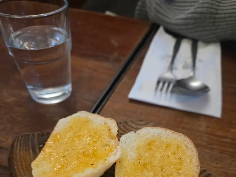 따뜻하게 버터를 녹인 식전빵