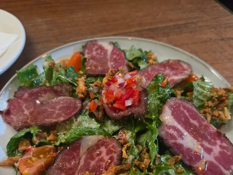 신선한 야채와 스테이크의 조화