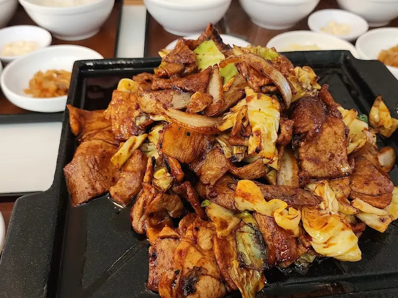 철판 위에 푸짐하게 담긴 제육볶음