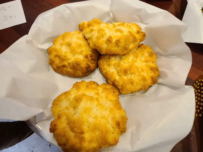 갓 구워져 나온 듯한 스콘들의 모습