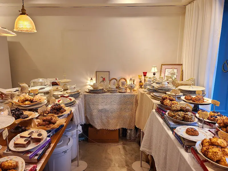 스콘이 가득 진열되어 있는 가게 내부