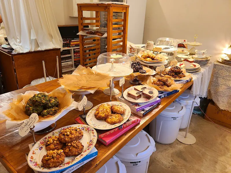 다양한 종류의 스콘과 쿠키들