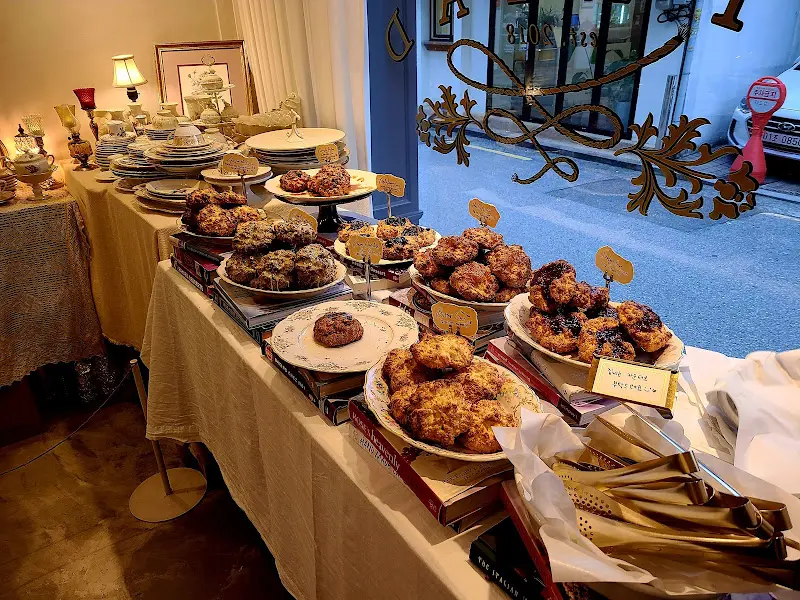 진열대 위에 놓인 스콘들