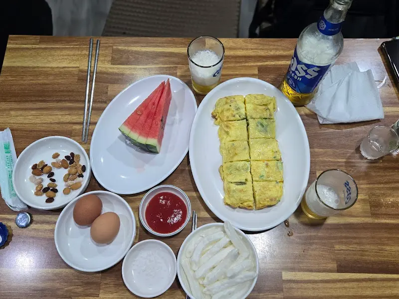 푸짐한 계란말이와 함께 즐기는 시원한 막걸리