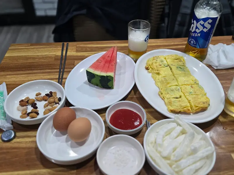 비 오는 날, 녹두빈대떡과 막걸리의 환상적인 조합