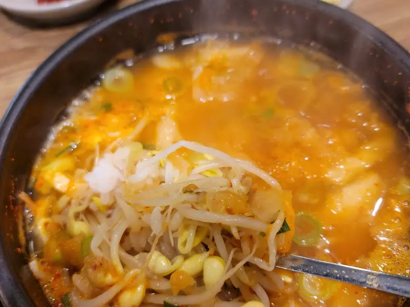 시원한 냉모밀과 곁들여 나오는 반찬들