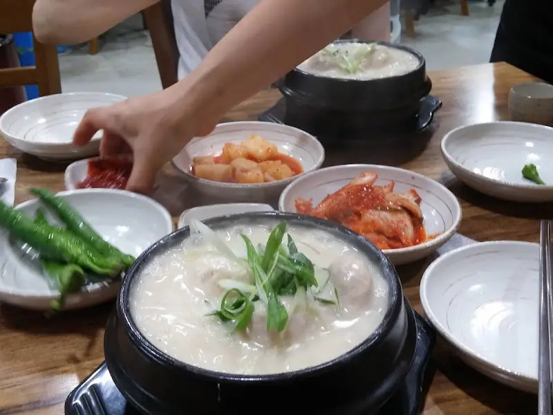 한 상 가득 차려진 삼계탕