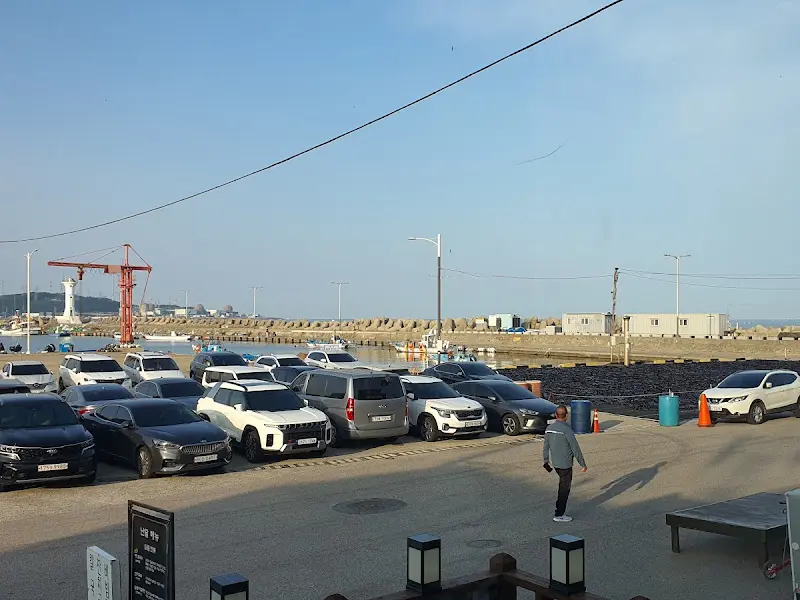 난달 앞 칠암 방파제 풍경