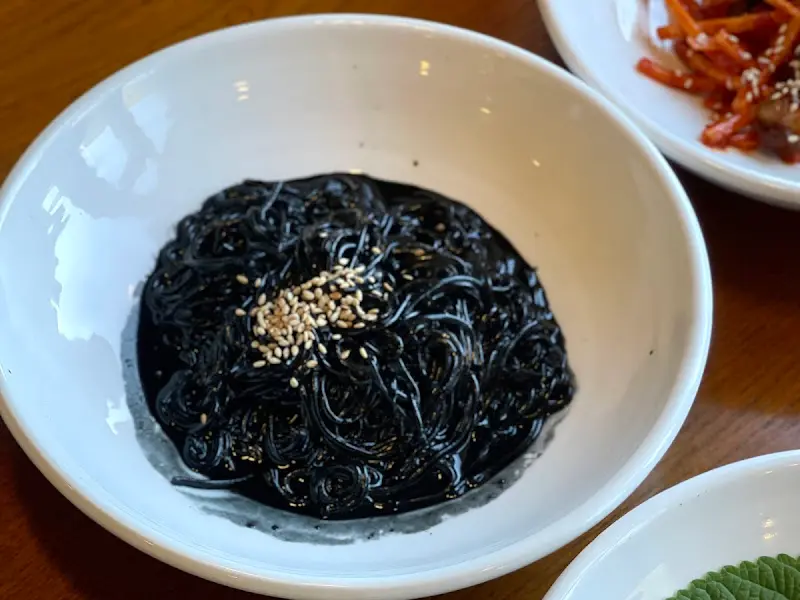 윤기가 자르르 흐르는 먹물 잡채