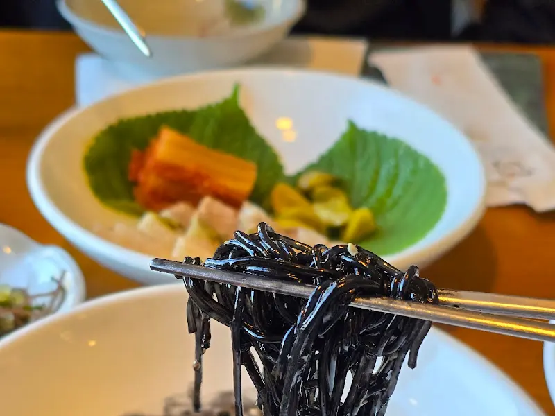 다양한 쌈 채소와 곁들여 먹는 한정식