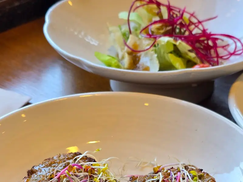 싱싱한 채소가 가득한 샐러드