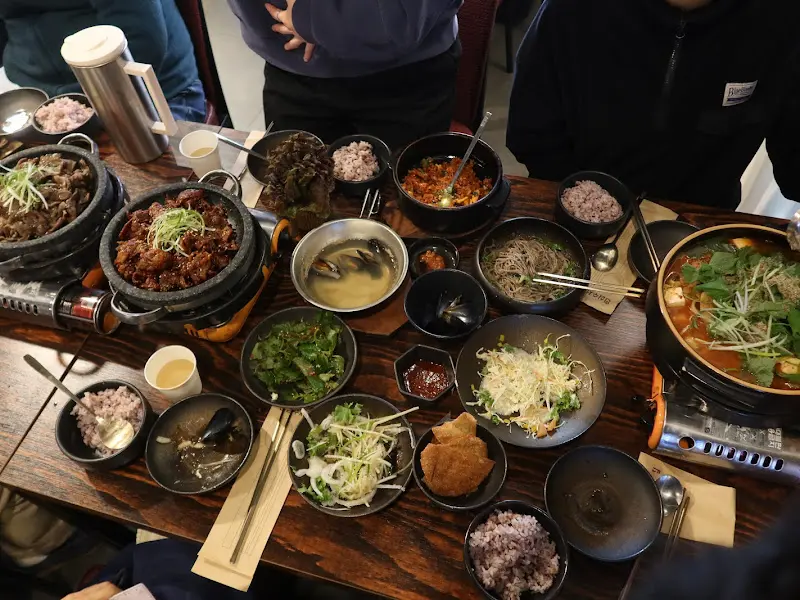 푸짐한 곱창과 다양한 재료가 어우러진 곱창전골