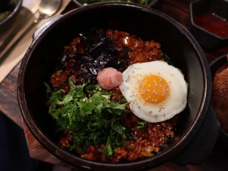 계란이 올라간 볶음밥