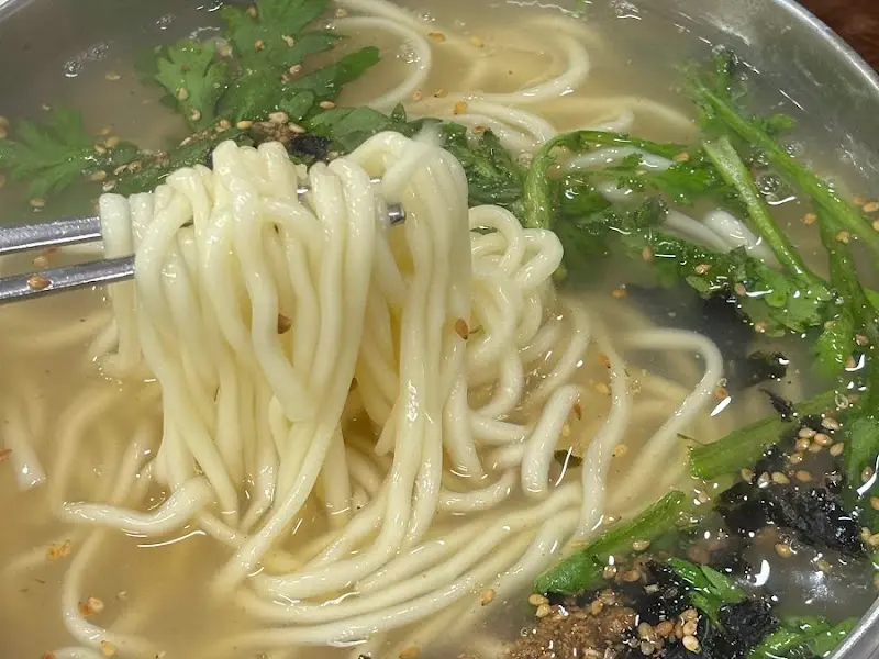 고소한 참깨가 뿌려진 칼국수