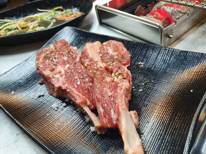 숯불 위에 올려진 양갈비