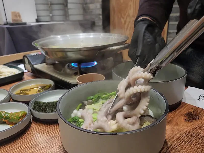 살아있는 싱싱한 낙지가 들어간 연포탕