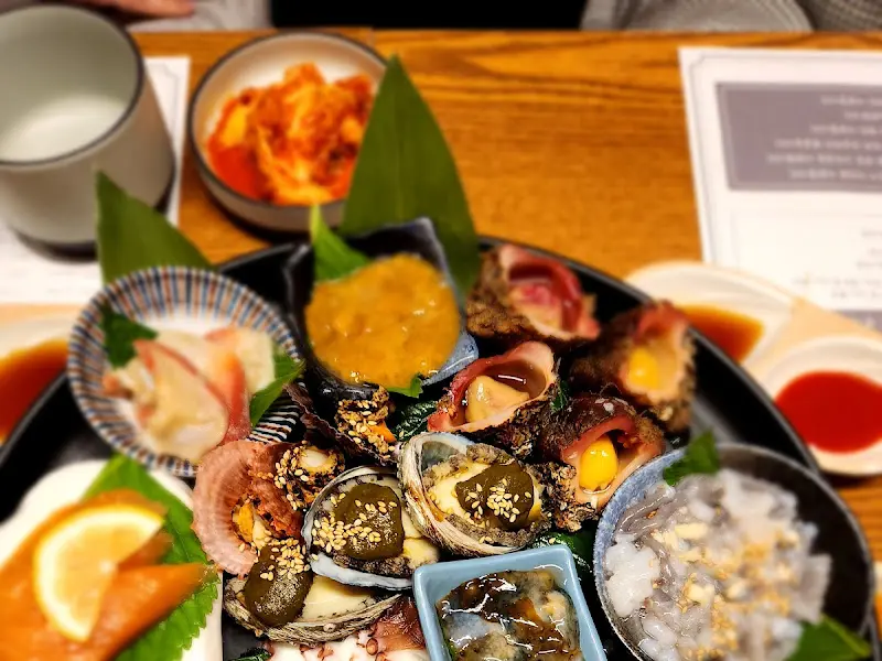 정갈하게 차려진 해산물 한 상