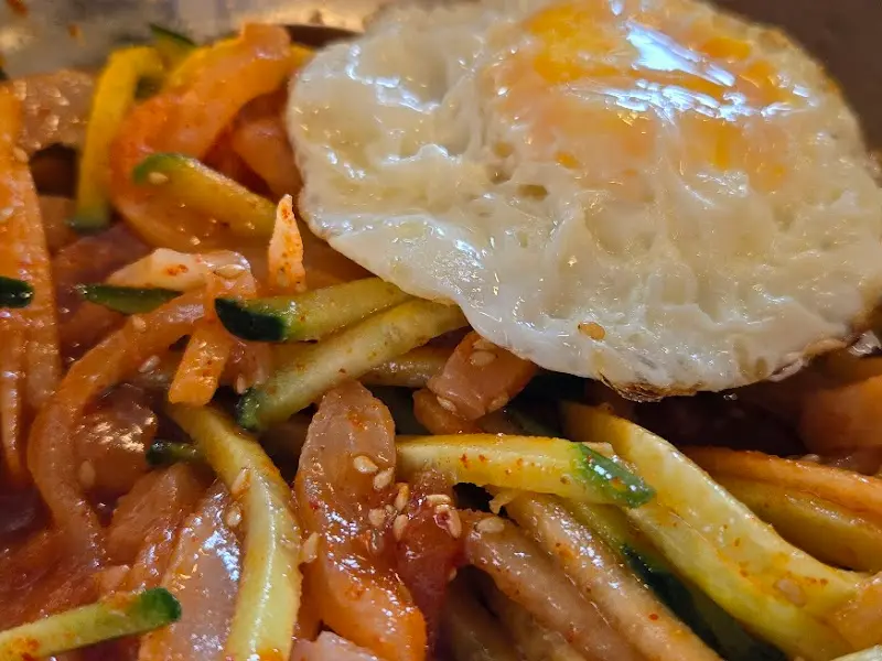 물회에 곁들여 먹는 계란후라이