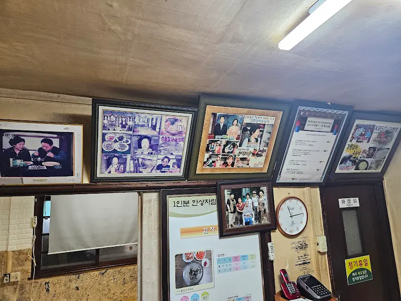 가게 내부 벽면에 붙어있는 사진들